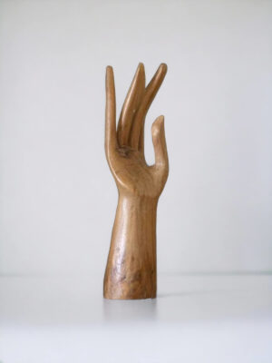 01-mahe-homeware-drewniana-reka-na-bizuterie-stojak-dlon