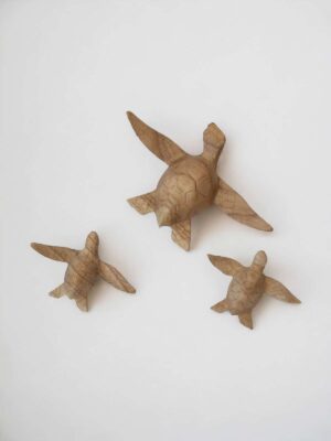 01-mahe-homeware-figurka-drewniany-zolw-na-scianie