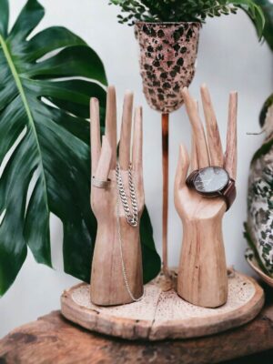 03-mahe-homeware-drewniana-reka-na-bizuterie-stojak-dlon-z-zegarkiem-i-monstera