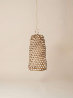 Lampa wisząca z bambusa Lucille na tle jasnej ściany.