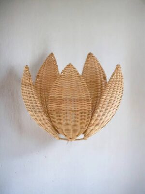 01-mahe-homeware-lotto-lampa-kwiat-lotosu-na-szarej-scianie