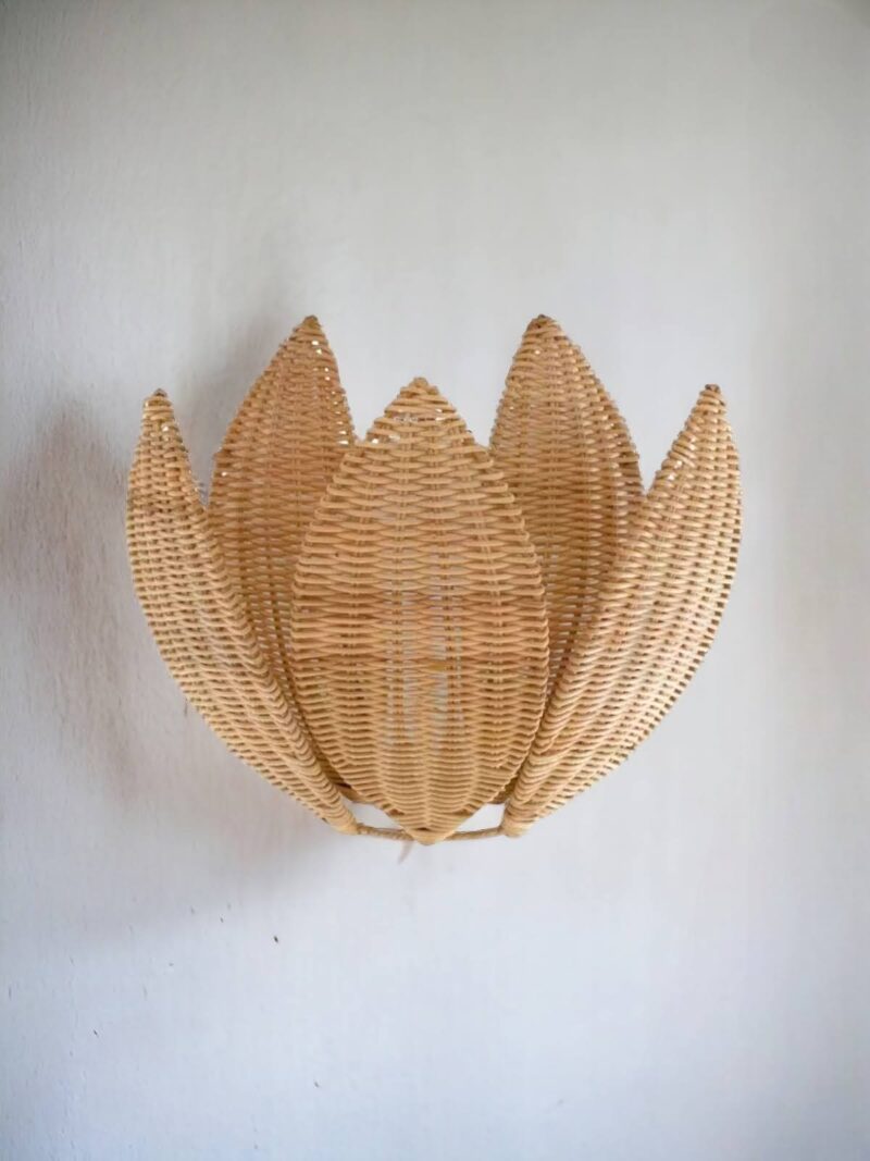 01-mahe-homeware-lotto-lampa-kwiat-lotosu-na-szarej-scianie