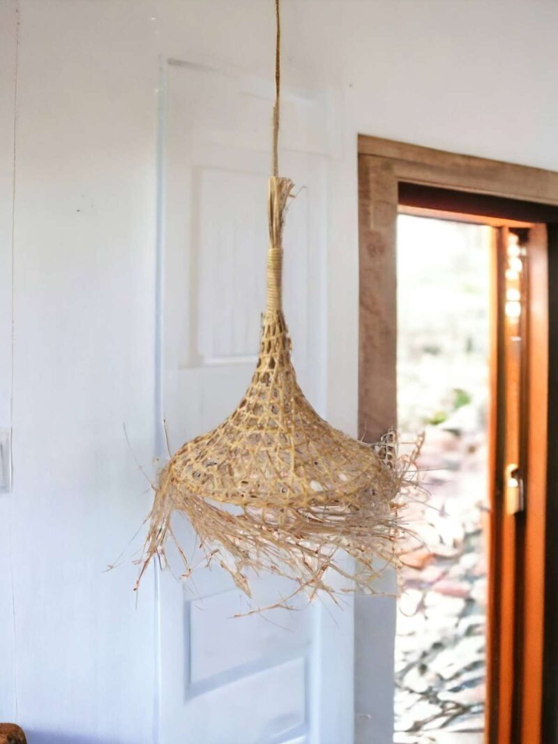 mahe-homeware-brisa-lampa-z-wlosami-aranz-01