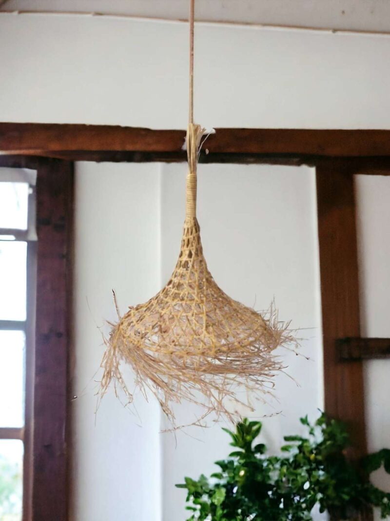 mahe-homeware-brisa-lampa-z-wlosami-aranz-02