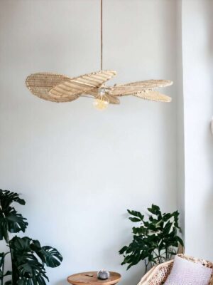 mahe-homeware-kipas-lampa-kwiat-z-rattanu-na-tle-jasnej-sciany-10