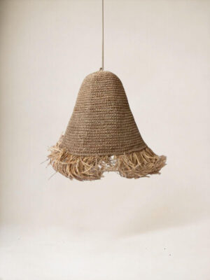 Lampa z frędzlami wisząca Flecos na tle jasnej ściany.