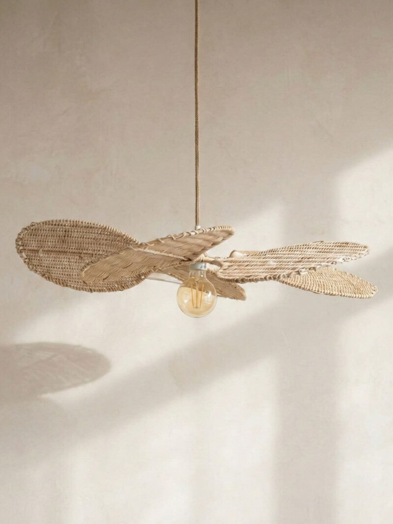 mh-kipas-2026-01 Lampa wisząca kwiat Kipas z rattanu na tle beżowej ściany.