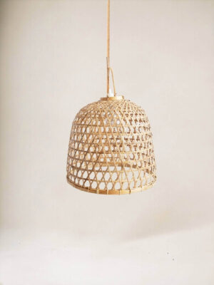 Lampa wisząca bambus Rodas na tle jasnej ściany.