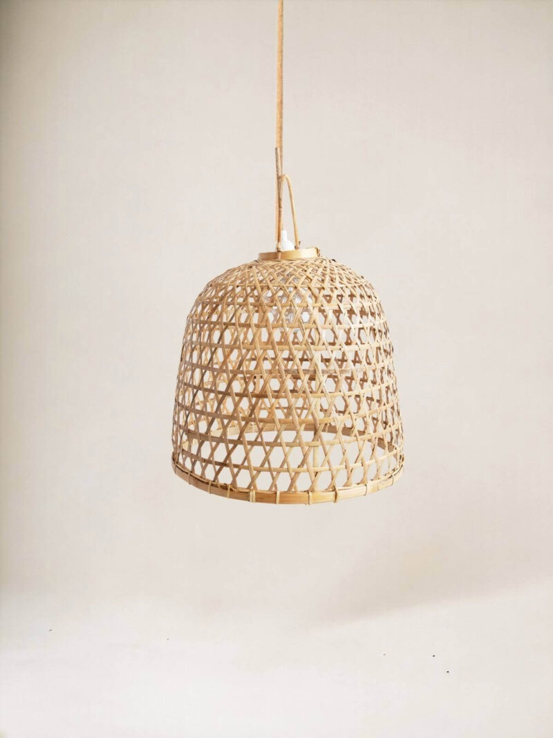 Lampa wisząca bambus Rodas na tle jasnej ściany.