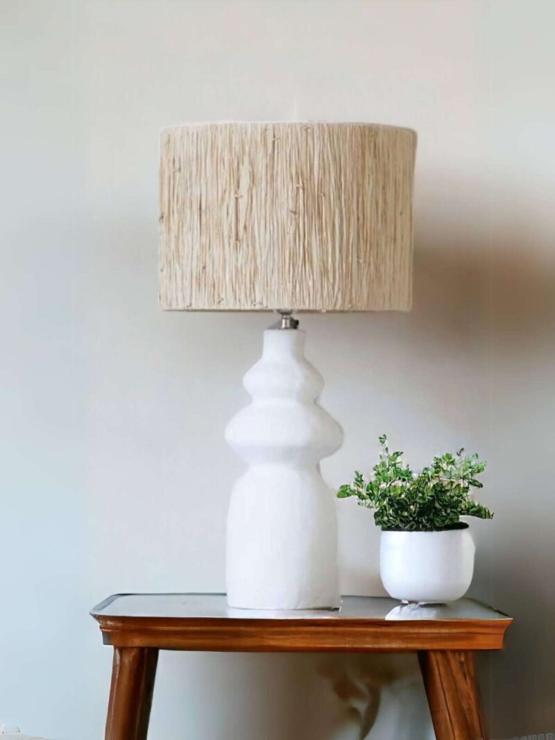 mahe-homeware-wilson-table-lamp-lampa-stolowa-boho-biala-na-stoliku-bocznym