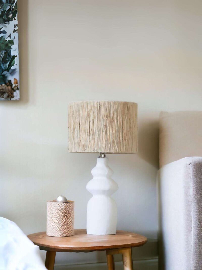 mahe-homeware-wilson-table-lamp-lampa-stolowa-boho-biala-obok-kanapy