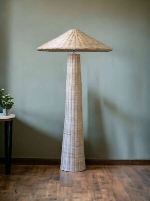 mh-duta-lampa-podlogowa-rattanowa-przy-stoliku