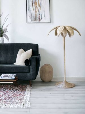 mh-palm-lampa-podlogowa-palma-obok-sofy