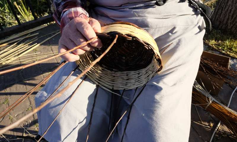 fluuba-czlowiek-plecie-kosz-z-rattanu-www-image-800×480px