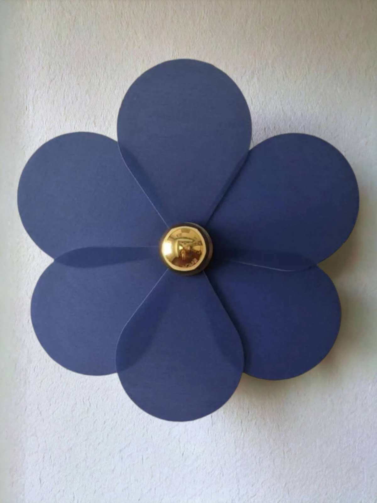 mahe-homeware-petal-blue-lampa-scienna-kwiatek-niebieska-duza-na-tle-szarej-sciany