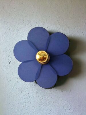 mahe-homeware-petal-blue-lampa-scienna-kwiatek-niebieska-mala-na-tle-szarej-sciany