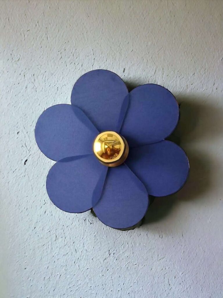 mahe-homeware-petal-blue-lampa-scienna-kwiatek-niebieska-mala-na-tle-szarej-sciany