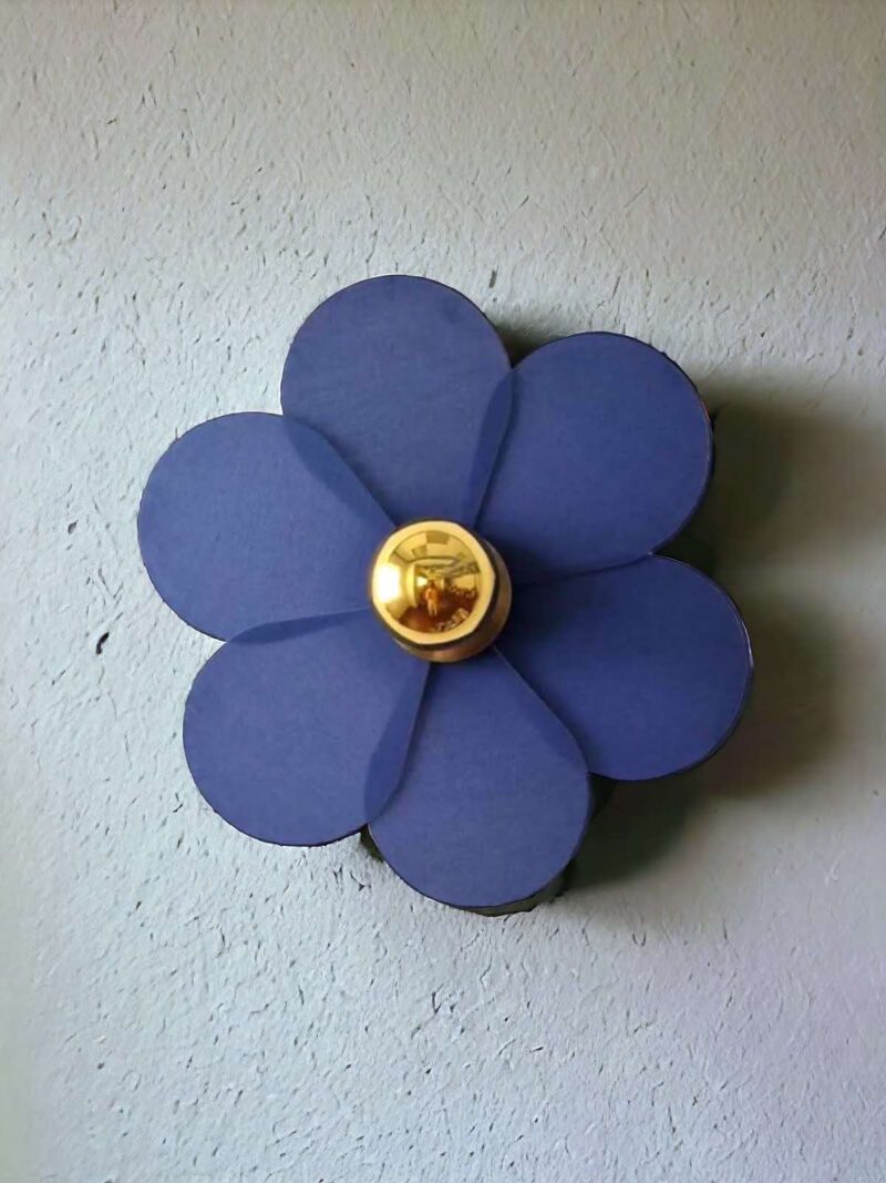mahe-homeware-petal-blue-lampa-scienna-kwiatek-niebieska-mala-na-tle-szarej-sciany