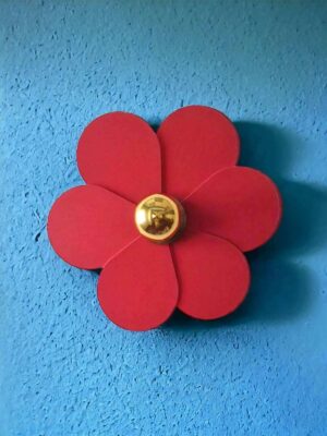 mahehomeware-petals-lampa-scienna-kwiatek-czerwona-mala-na-tle-niebieskiej-sciany-02