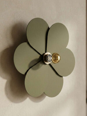 Duży kinkiet w kształcie płatków kwiatka.