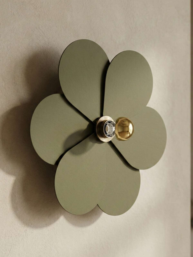 Duży kinkiet w kształcie płatków kwiatka.