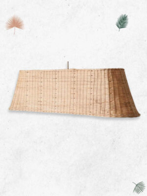 mahe-homeware-noe-lampa-wiszaca-dluga-rattanowa-na-tle-jasnej-sciany