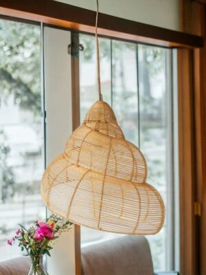 mahe-homeware-snail-lampa-slimak-nad-sofa