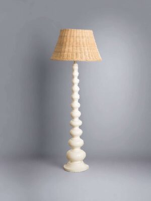 mh-tucana-areia-lampa-drewniana-podlogowa-na-tle-jasneo-szarej-sciany