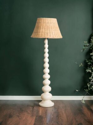 mh-tucana-areia-lampa-drewniana-podlogowa-na-tle-zielonej-sciany