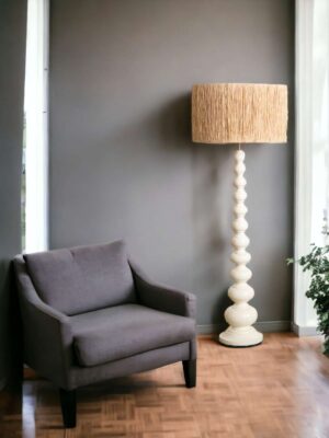 mh-tucana-knots-lampa-z-drewna-podlogowa-przy-fotelu