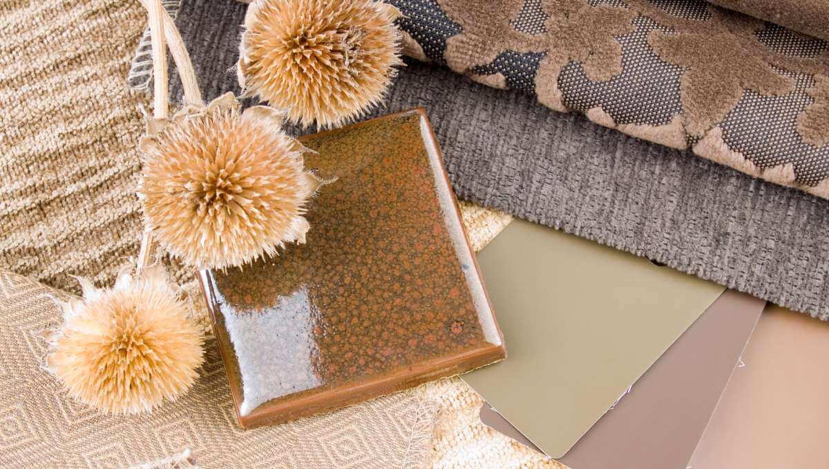 Próbki różnych materiałów w odcieniach boho. Typowe kolory boho.