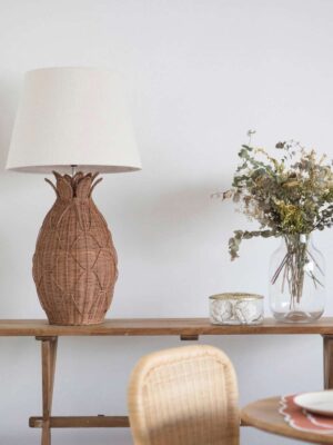 mahe-homeware-rattanowa-lampa-stolowa-pineapple-brown-na-drewnianej-konsoli