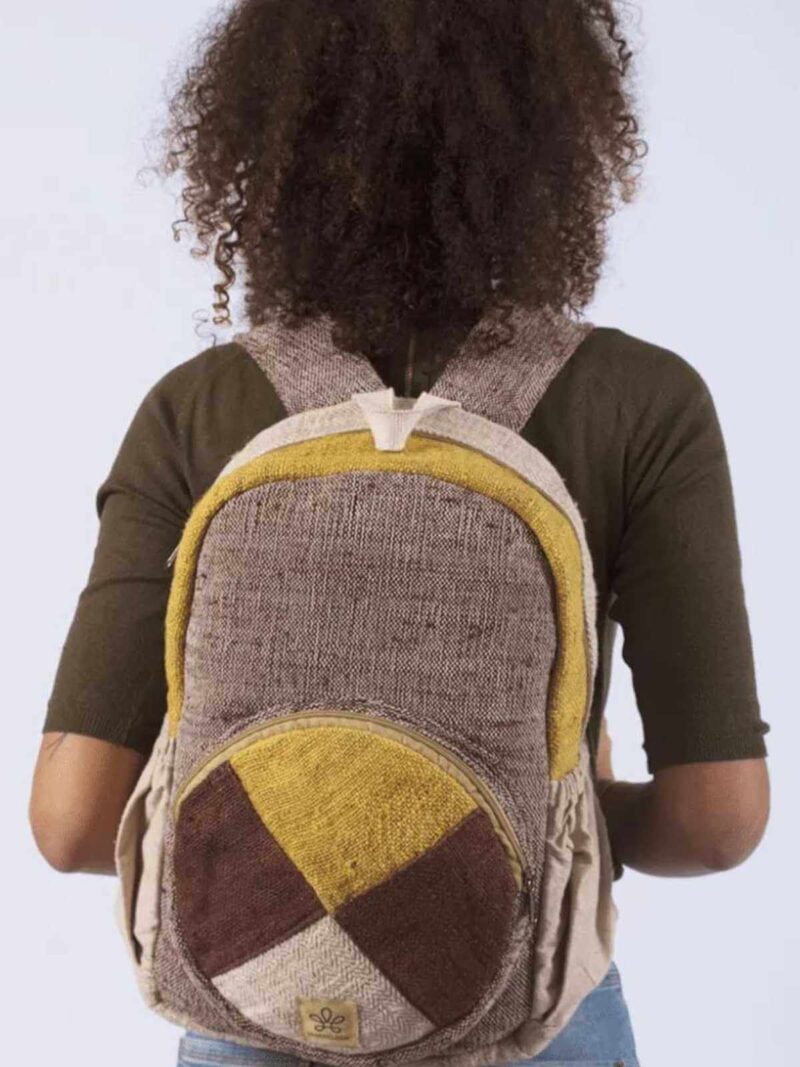 kobieta-z-plecakiem-konopnym-czerwonym-parbat-01