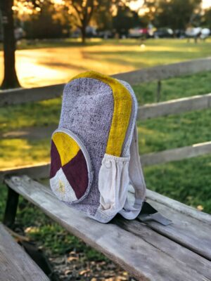 plecak-konopny-czerwony-na-lawce-w-ogrodzie