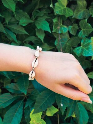 bransoletka-z-muszli-kauri-czarny-sznurek-sandy-harmony