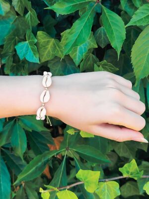 bransoletka-z-muszli-kauri-jasny-sznurek-sandy-harmony