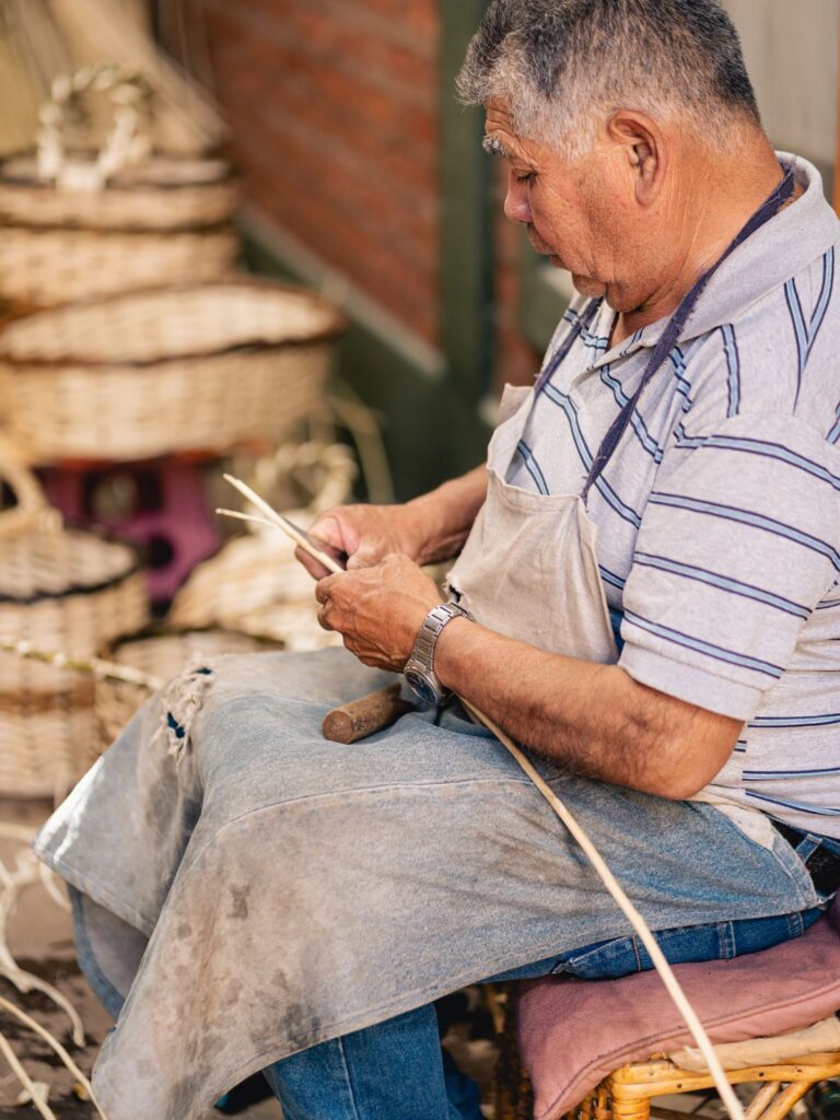 craftsman-mezczyzna-splata-klosz-z-rattanu