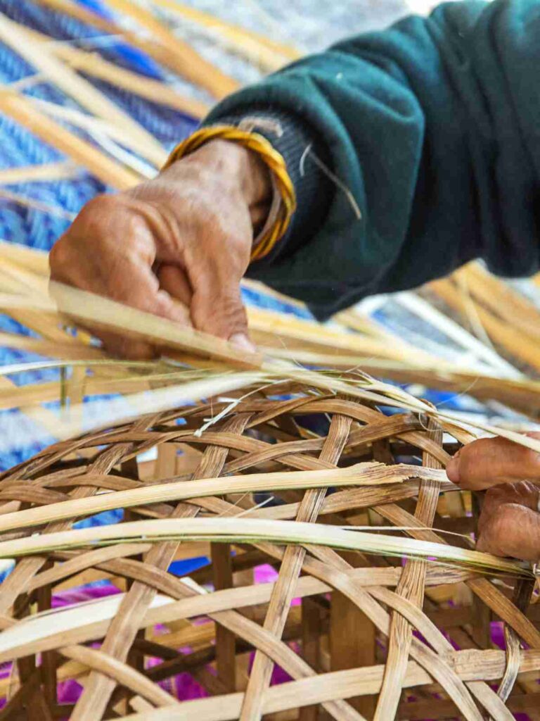 craftsman-mezczyzna-splata-lampe-z-bambusa