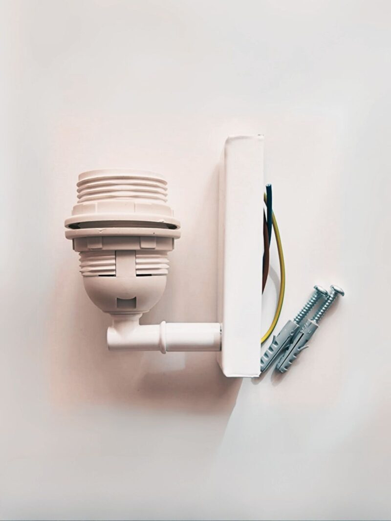 Baza ścienna z oprawką E27 do abażuru, biała.