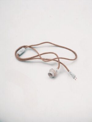 Kabel z wtyczką, wyłącznikiem i oprawką E27 do lamp ściennych i stołowych.