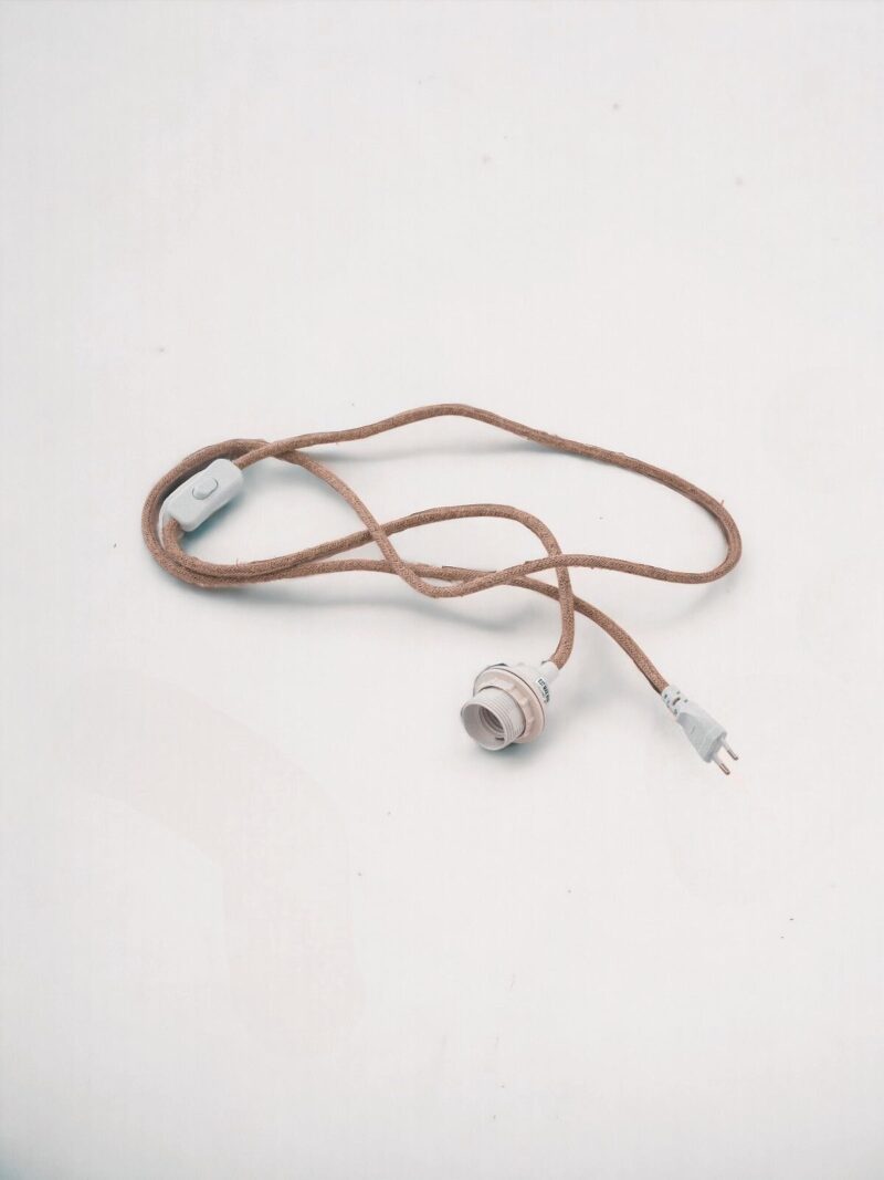 Kabel z wtyczką, wyłącznikiem i oprawką E27 do lamp ściennych i stołowych.