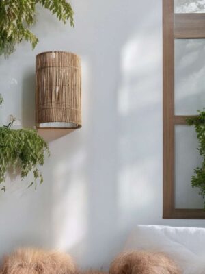 Kinkiet Plia na ścianie pomiędzy roślinami.