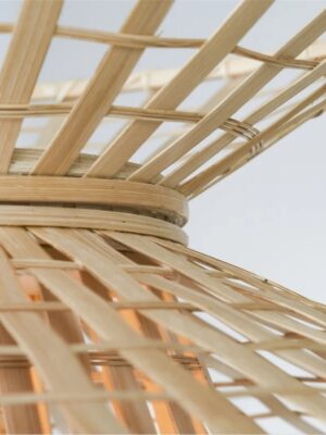 Detal lampy wiszącej Machu Picchu od Good&Mojo w naturalnym kolorze.