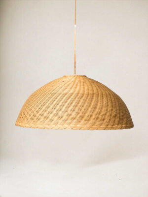 Lampa wisząca rattanowa kopuła w naturalnym kolorze.