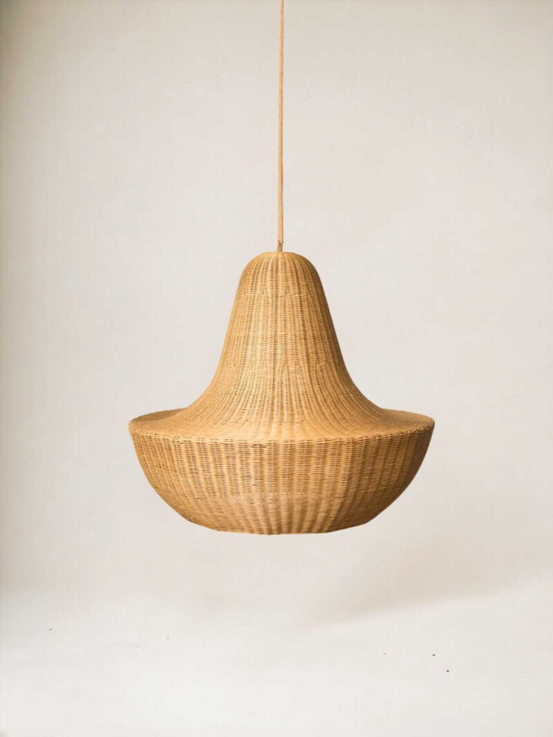 Rattanowy żyrandol Chandelier na neutralnym beżowym tle.