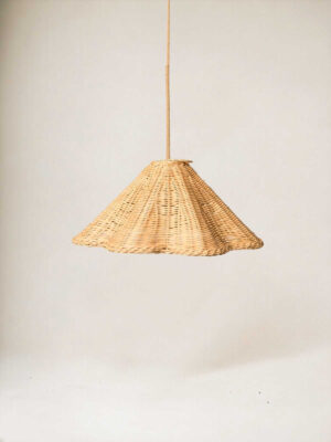 Lampa fala rattanowa wisząca mała na jednolitym jasnym tle.