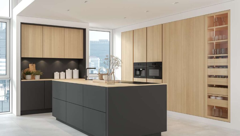 MInimalistyczna kuchnia w stylu japandi. Szafki z gładkimi drewnianymi frontami i czarna wyspa kuchenna.