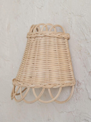 Kinkiet rattan Maya na tle jasnej ściany