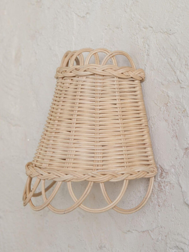 Kinkiet rattan Maya na tle jasnej ściany