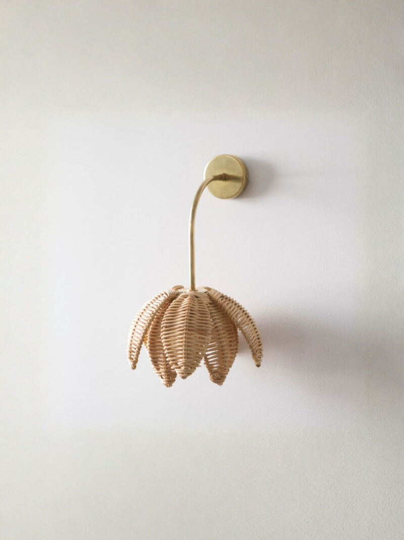 Kinkiet ścienny Rose skierowany w lewą stronę na tle jasnej ściany.